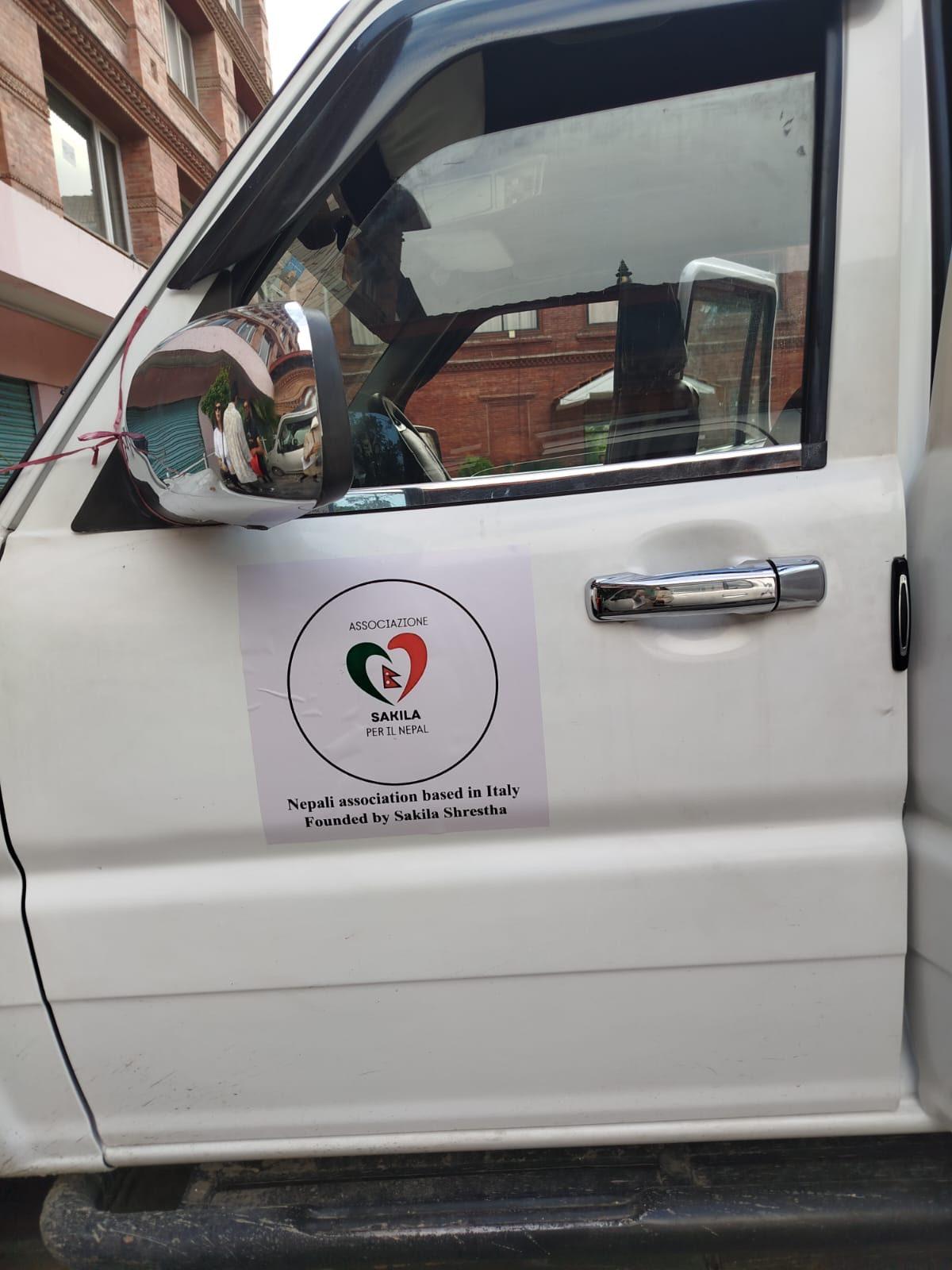 Portiera di un'auto con l'adesivo dell'associazione Sakila per il Nepal